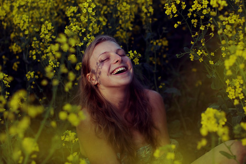 フリー写真素材|人物|女性|花畑|菜の花|笑顔・スマイル|見上げる|