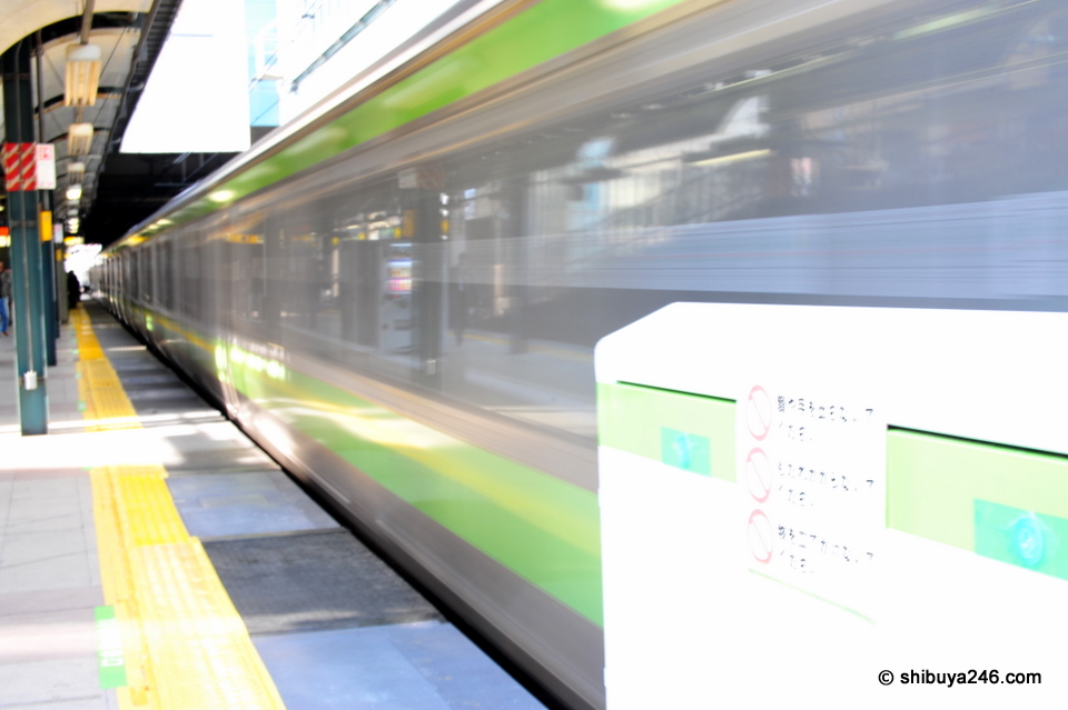The Yamanote Line leaves the station passing the test gate section.