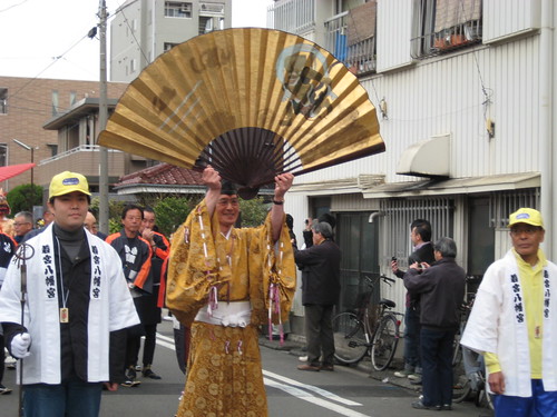 かなまら祭りの行列@金山神社そば