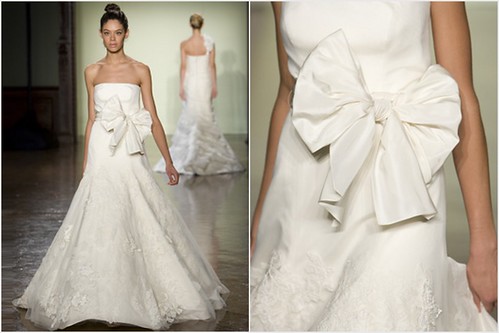 The skirt of the Bouquet wedding dress fuses Alencon Chantilly and 