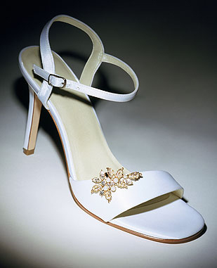 Bridal sandal with sparkle brooch. 