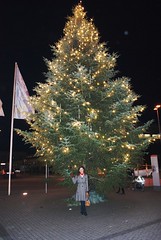 Farah unter dem Weihnachtsbaum