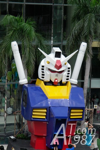 Very large RX-78 Gundam bust