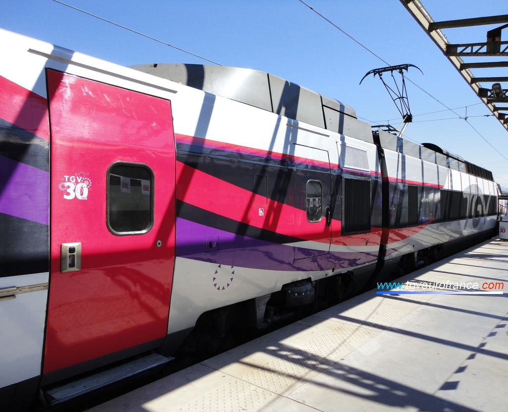 Le pelliculage de la rame TGV Expérience recouvre les huit voitures et les deux motrices de la rame Paris Sud-Est 65.