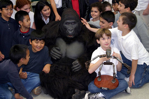 Bob Burns visits Californian school kids 12-22-06