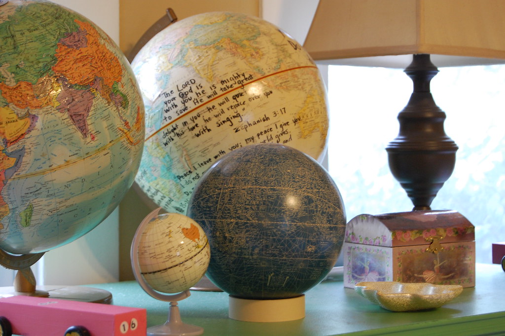 globes-kid's room