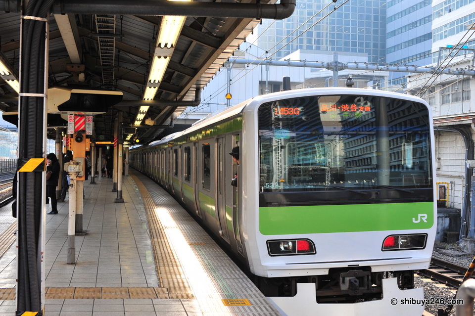 The Yamanote Line leaves the platform.