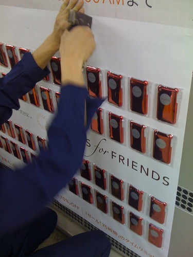#b4f 渋谷の半蔵門線改札裏でiPhoneケース設置スタート