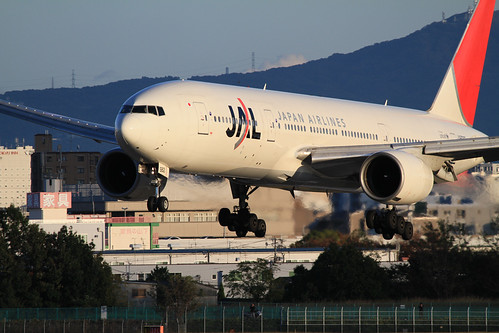 JAL's B777-200 (JA8982) will land soonly