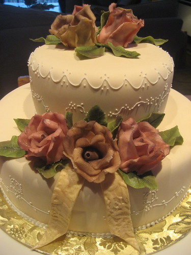 An example of a small but very elegant wedding cake