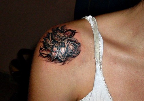 Tattoo Flor en el hombro