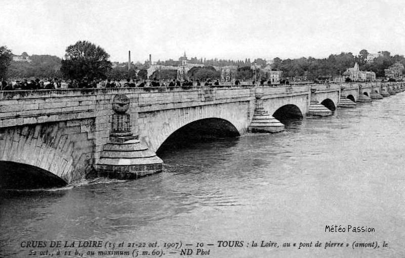crue de la Loire au pont de Pierre de Tours le 22 octobre 1907