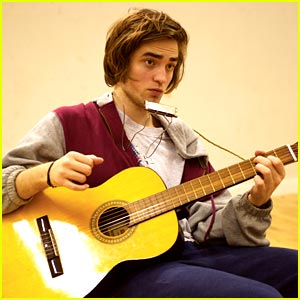 robert pattinson, el protagonista de la saga crepusculo, tocando la armonica y la guitarra con unas pintas muy poco favorecedoras