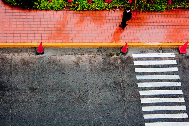 Hombre camina en una calle de Tegucigalpa