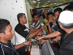 TERKINI...Pengunjung berpusu-pusu melihat demostrasi alat terbaru pembaca cip pada MyKad. [ Lokasi : ICT & Multimedia Fair Terengganu 2010 ]