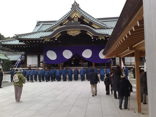 Patriot group members worshipping Yasukuni deities