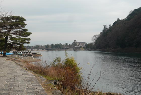 Walking down Hozu-gawa towards Togetsu bridge