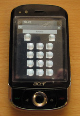 Mobilní telefon s dotykovým displejem, zpřístupněný pomocí aplikace PST
