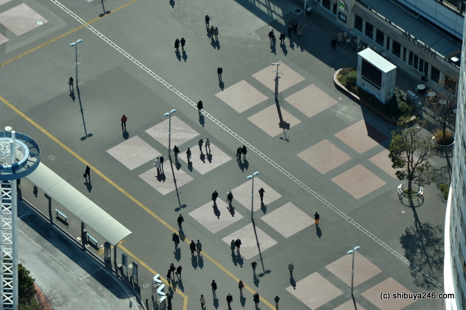 People walking to Sakuragicho Station below.