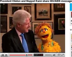 Bill Clinton con Kami, Muppet VIH Seropostiva - Takalane Sesame