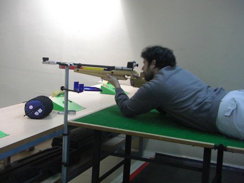 Alfonso Nuñez disparando tendido con carabina