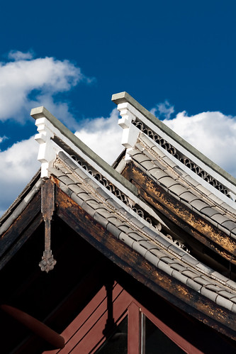 Lijiang Roof (by niklausberger)