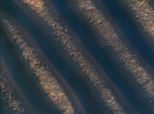 Dunas simétricas (cráter Marte) copyright NASA-JPL-Caltech-University of Arizona