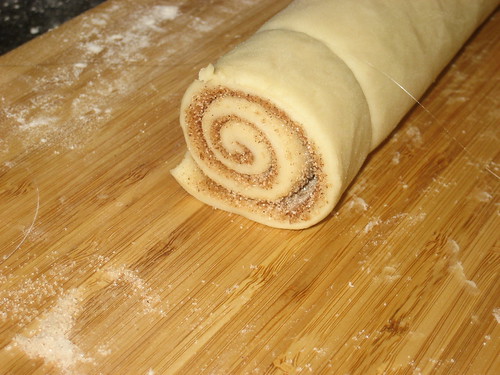 Using thread to cut the rolls