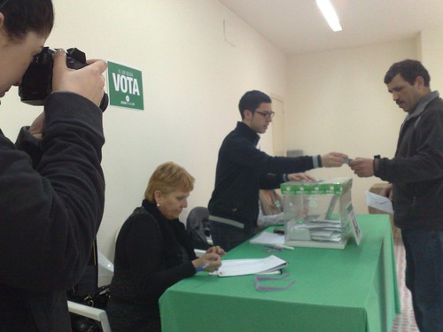 Votant estranger fotografiat pel diari El Punt