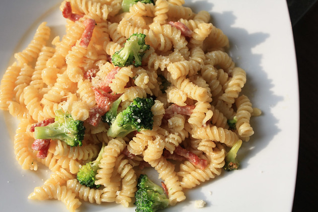 pasta al fredo with broccoli and bacon