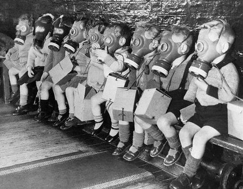 Niños con mascaras de gas. Otra foto que da escalofrios.