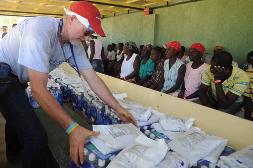 U.S. volunteers hand out food and water in Haiti