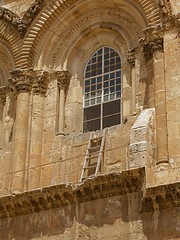 Immovable ladder on ledge over entrance to Church of the Holy Sepulchre (Seetheholyland.net)