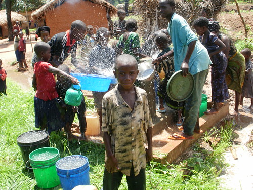 Comunidad Msimba celebrando llegada del agua del sistema Mkongoro II