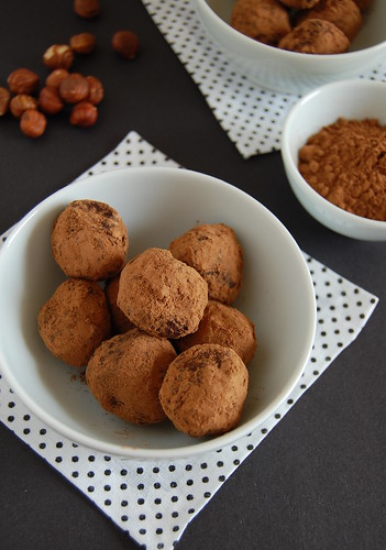 Chocolate, cinnamon and hazelnut truffles / Trufas de chocolate, canela e avelã