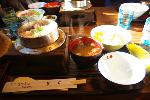かにバター釜めし /  clay-pot rice dish with crab and butter