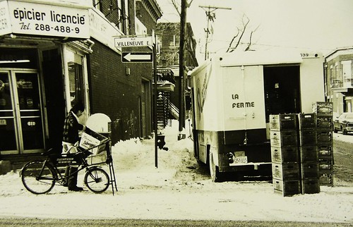 Montréal, janvier 1976. Rue Villeneuve angle De Bullion.