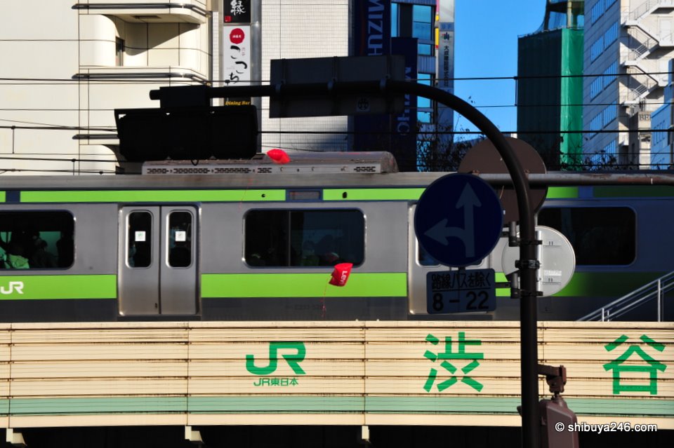 The Yamanote Line gets a close up view of 2 runaway LEVI'S balloons.