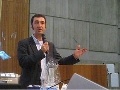Cem Özdemir bei seiner Rede zum Bildungsstreik an der Uni Stuttgart im besetzten Tiefenhörsaal im K2