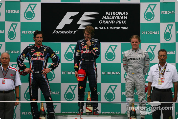 El podio del GP de Malasia 2010. De izq. a der.: 2º Mark Webber (RBR-Renault); 1º Sebastian Vettel (RBR-Renault) y 3º Nico Rosberg (Mercedes GP).