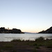 La spiaggia di Pucon sul lago Villarica poco dopo l'alba