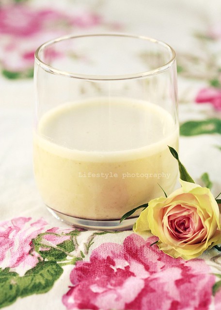 Raw pistachio milk