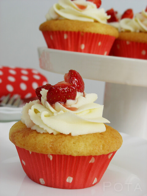 Cupcakes aux fraises et glaçage au mascarpone - Cupcakes sa kremom od maskarponea i prelivom od jagoda