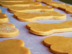 peanut butter dog treats in dog biscuit shapes - 11