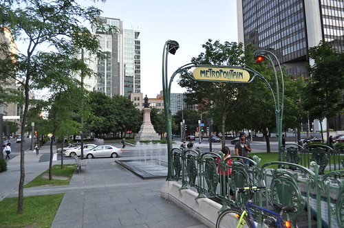 Plaza Victoria de Montreal, frente al Hotel