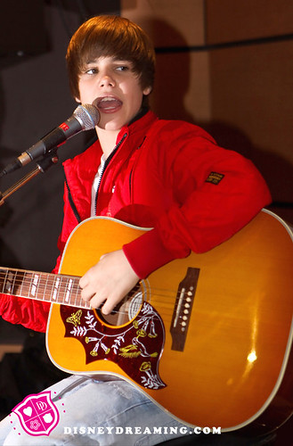 justin bieber guitar. Justin Bieber Playing The