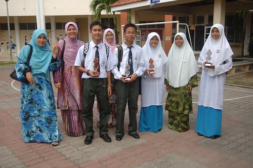 Guru pengiring bersama para peserta dari SM Sains Labuan