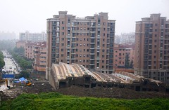 collapsed apartment building in Shanghai, another view (vis ZonaEuropa & Marc van der Chijs, creative commons license)