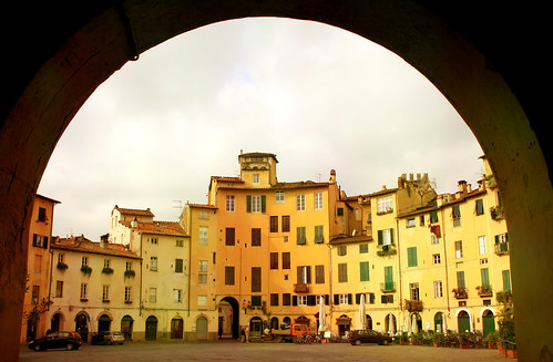 Piazza dell'Anfiteatro a Lucca, Toscana