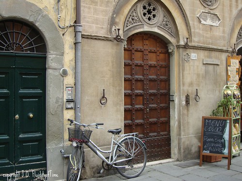 Pisa door with bicycle.jpg